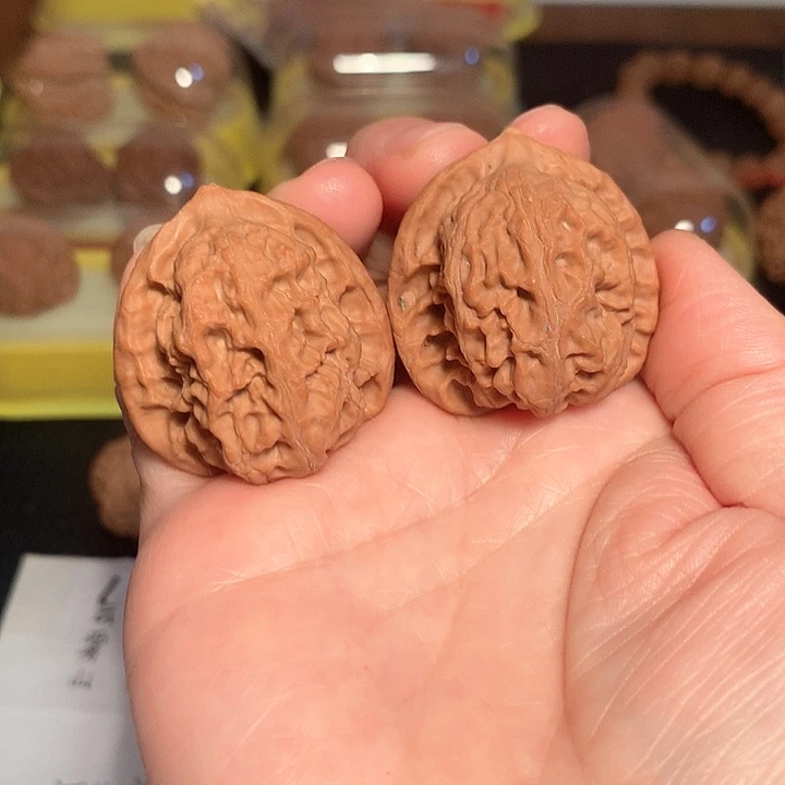 文玩核桃吊坠35尺梨木台