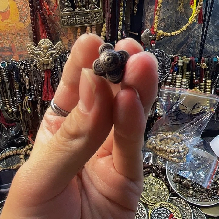 福利背云一个铜格桑花