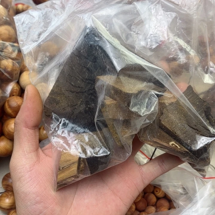 柏木（崖柏）把件琴****在雷击碎料