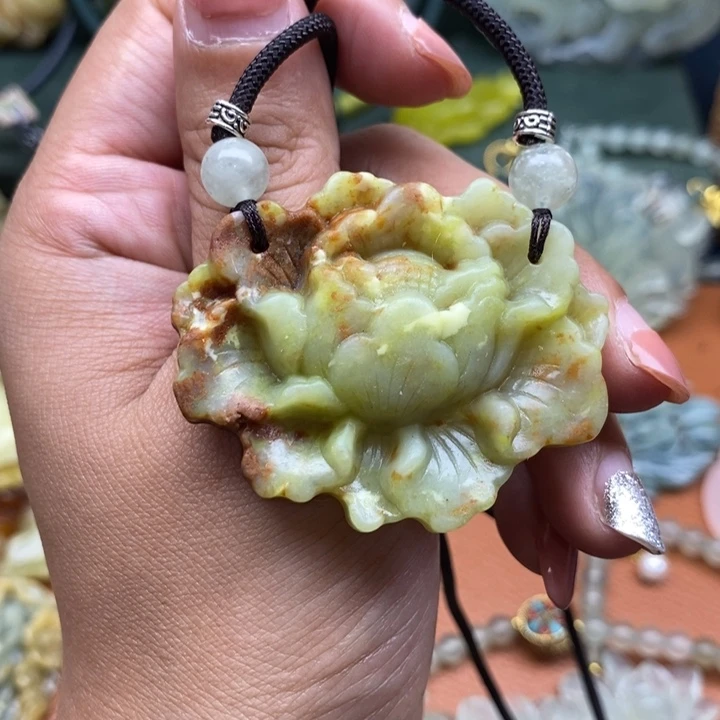 蛇纹石玉未镶嵌颈饰