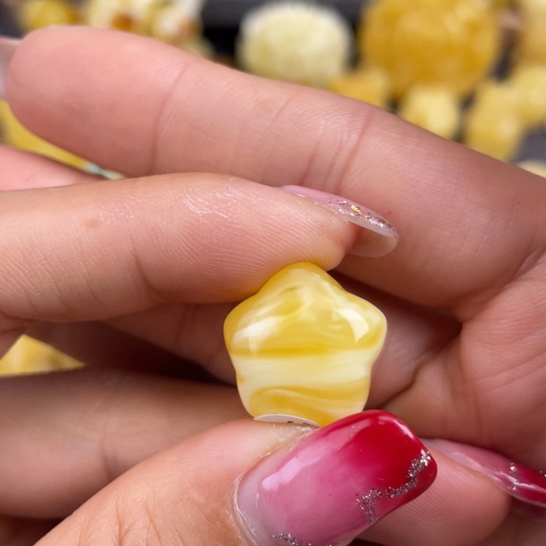 琥珀裸石未镶嵌小**来蜜蜡