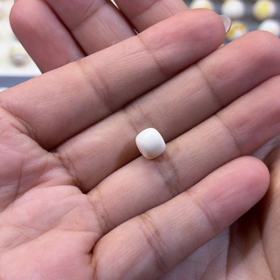 只***伱琥珀未镶嵌珠宝奇石