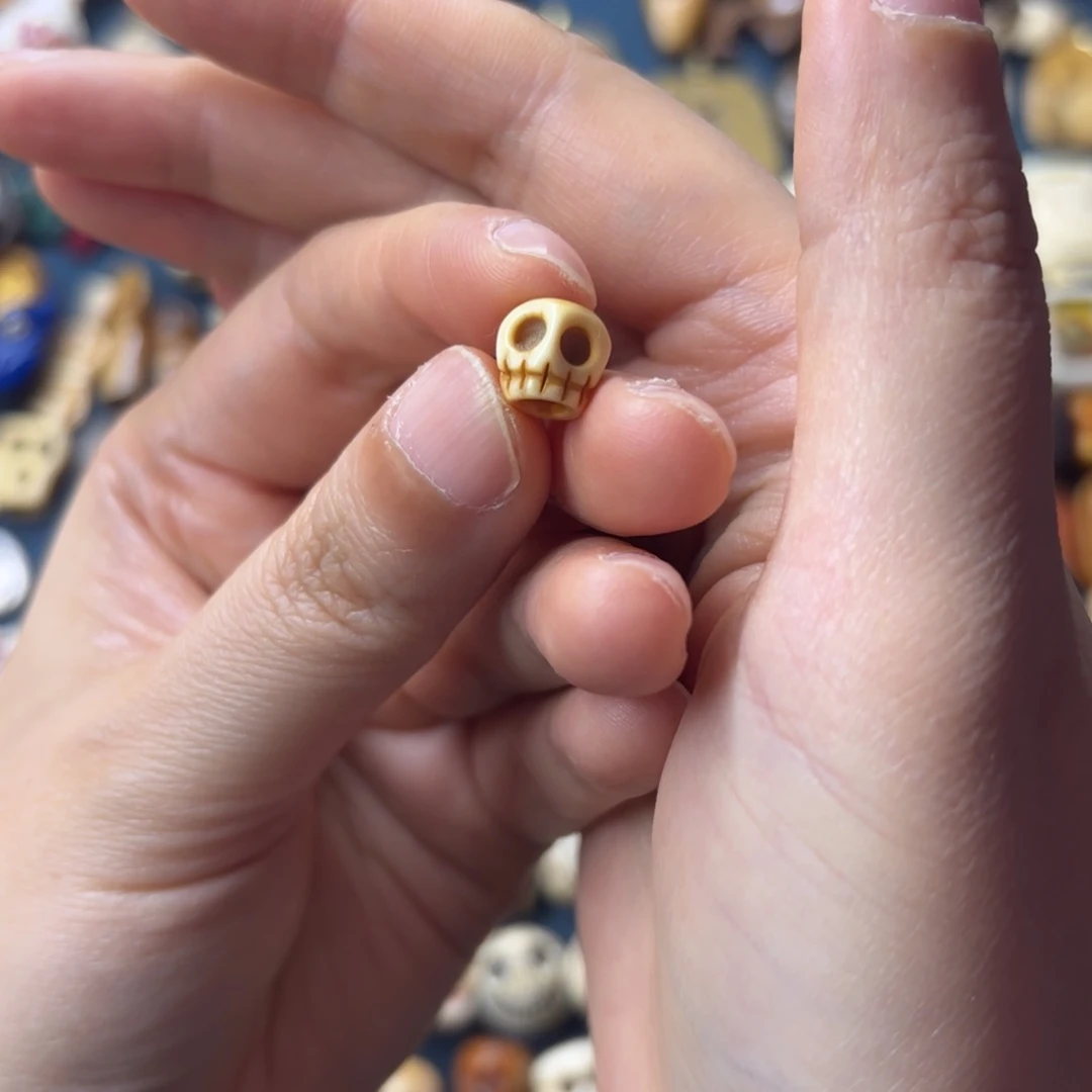 猖*配饰和化妆等工序制作出来