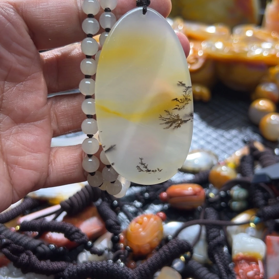 石英质玉未镶嵌颈饰