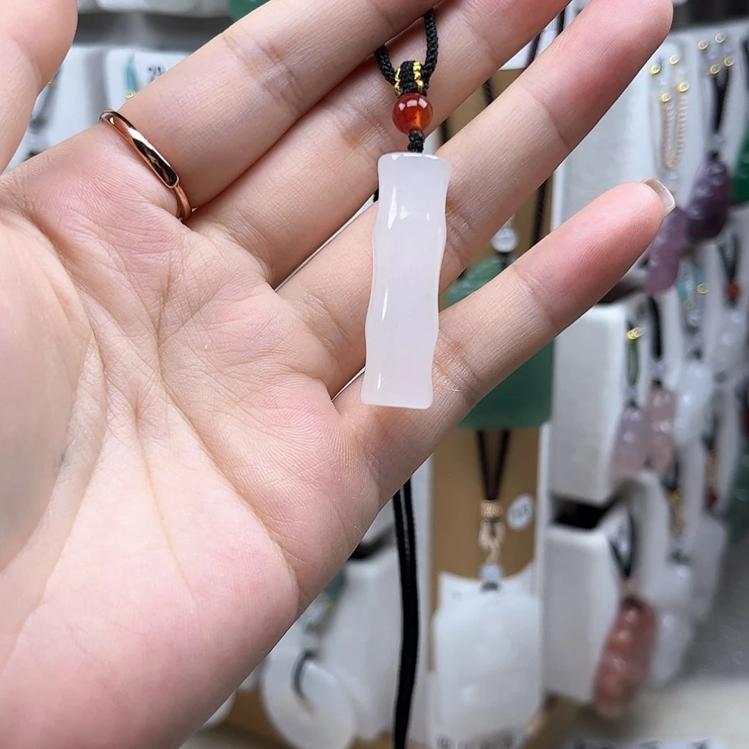 颈饰未镶嵌石英质玉