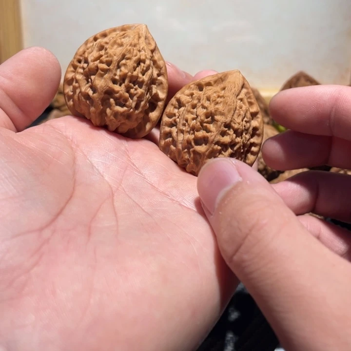 贾***立文玩核桃吊坠金牛 微瑕