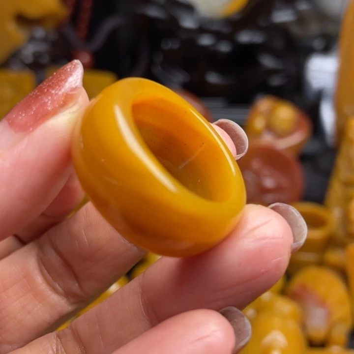 未镶嵌石英质玉（黄龙玉）颈饰