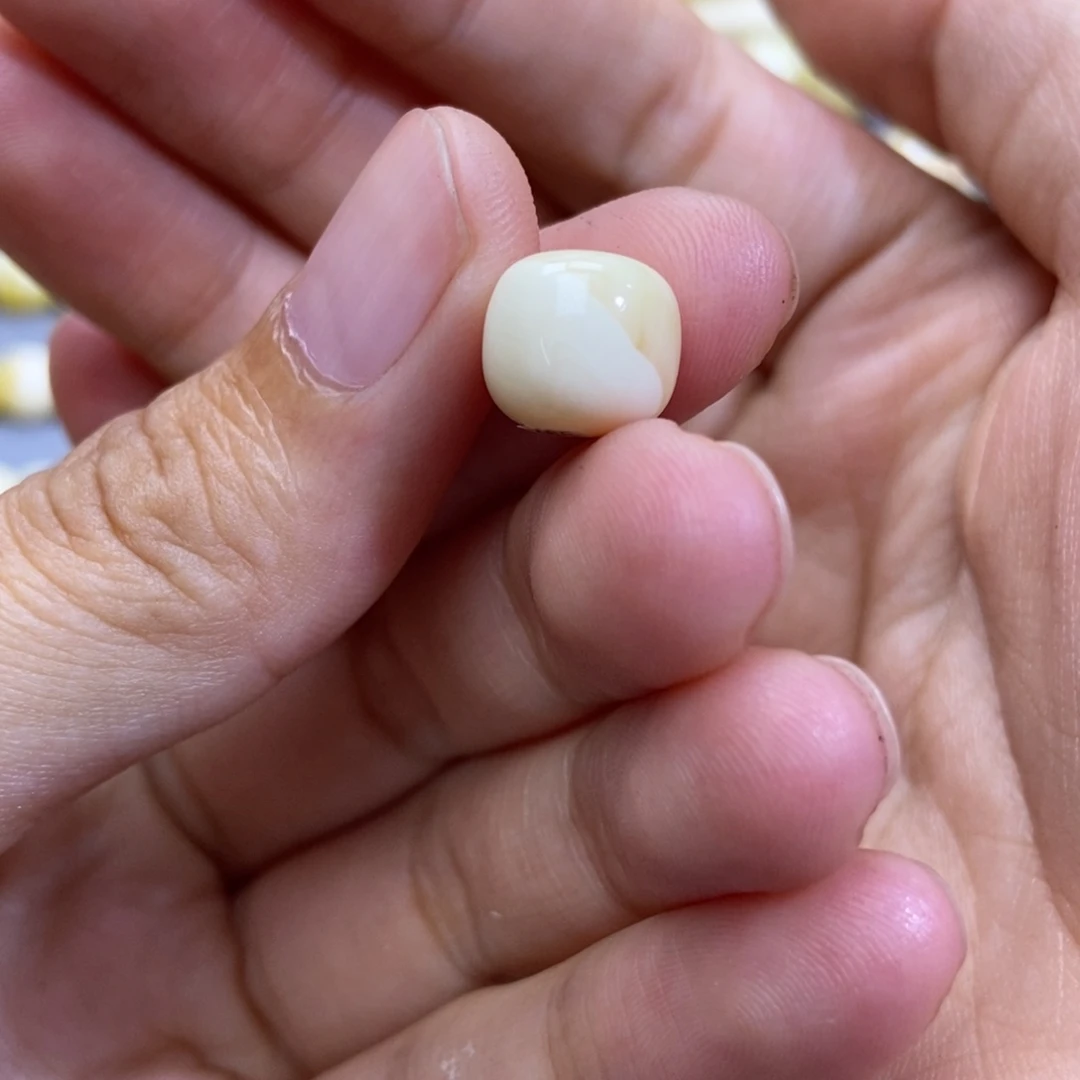 未镶嵌琥珀珠宝奇石四****