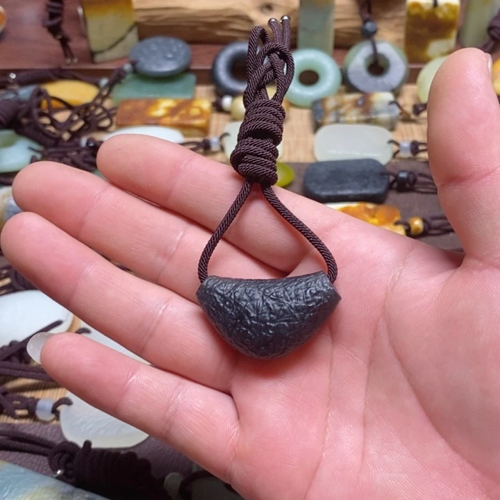 蛇纹石玉挂件未镶嵌碳***饼