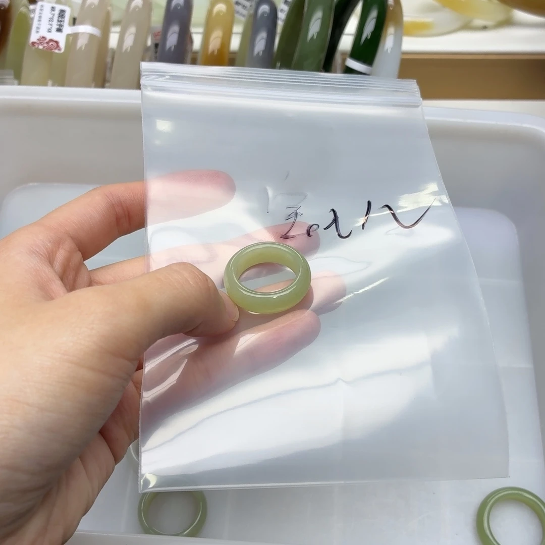 宝***儿和田玉未镶嵌手镯