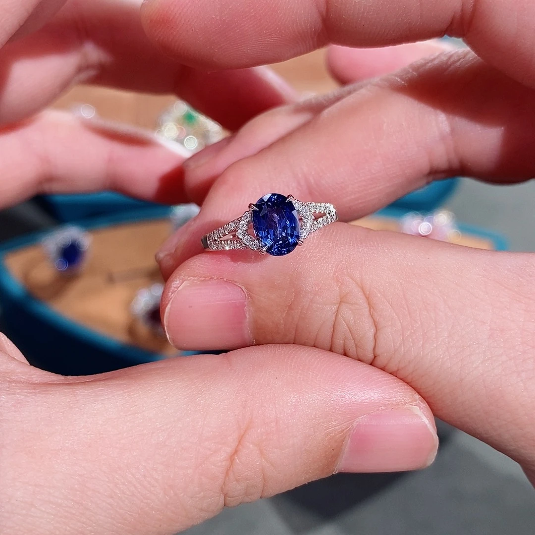 戒指18K金镶嵌蓝宝石吉尔德皇家蓝1.44ct