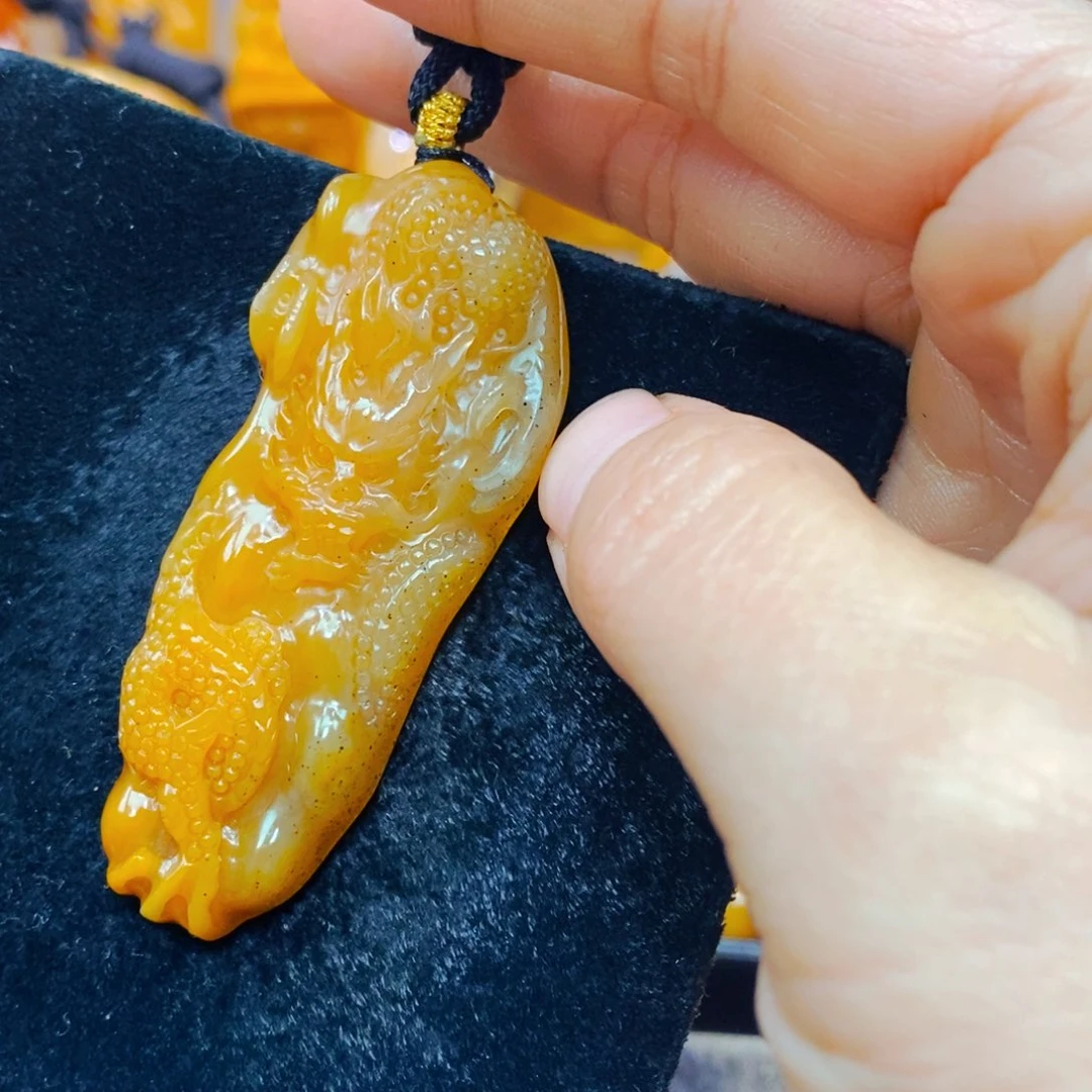 未镶嵌石英质玉（黄龙玉）颈饰