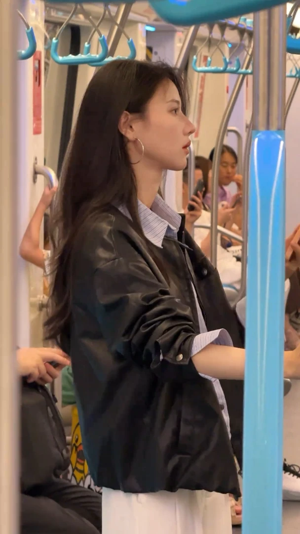 2025秋季新款韩系复古机车立领皮衣女高级感修身显瘦短款黑色外套