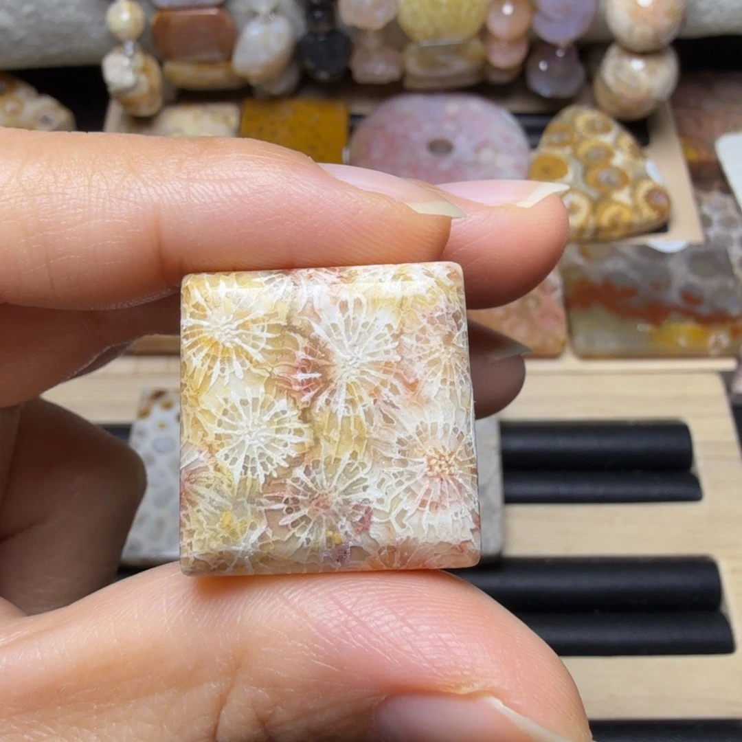 硅化玉未镶嵌彩花，可盘
