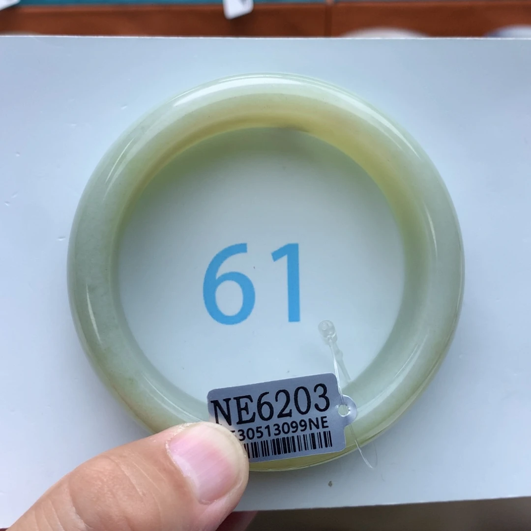 和田玉手镯未镶嵌豆