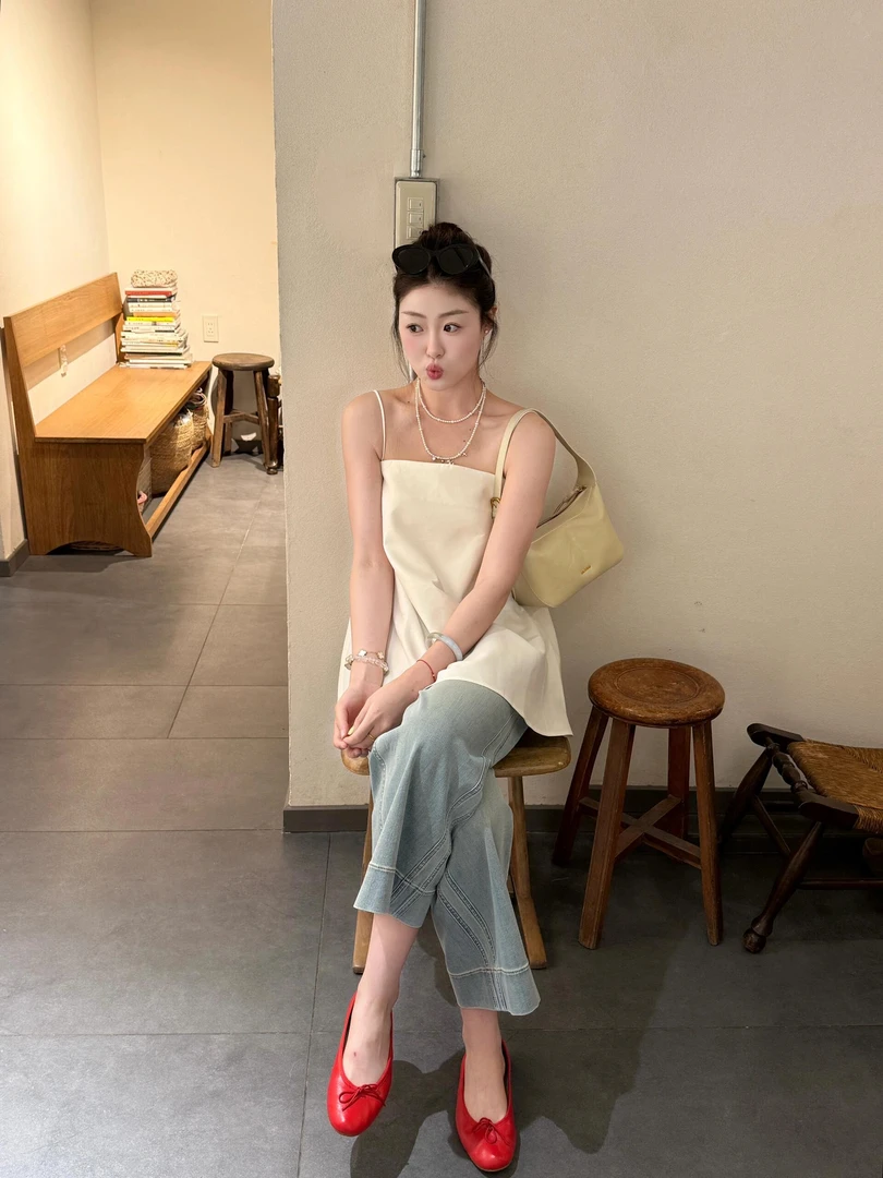 洋气独特别致上衣宽松慵懒风设计感显瘦白色吊带娃娃衫百搭牛仔裤