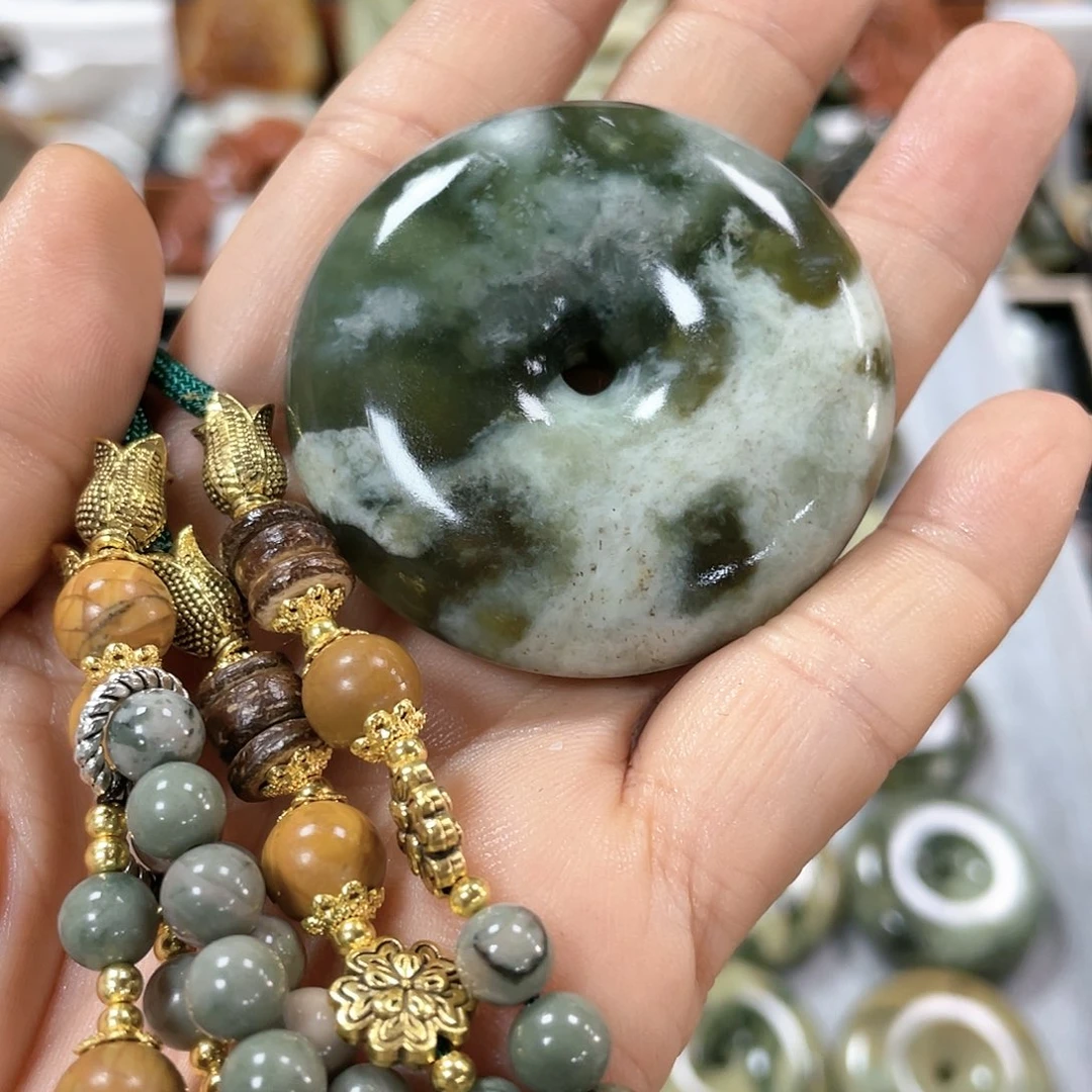 蛇纹石玉颈饰合金彤**咪