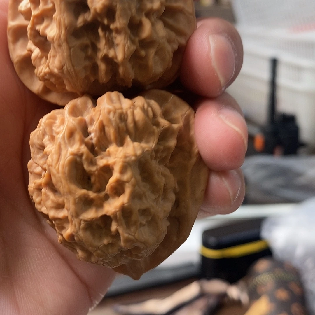 正***甲文玩核桃吊坠梨木台树头44