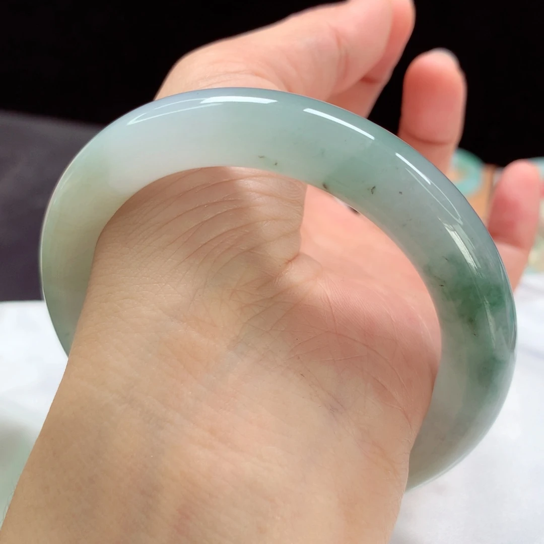 翡翠手镯未镶嵌冰底绿花圆条