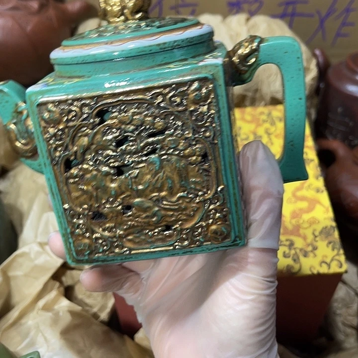 茶壶紫砂原矿泥料，手工制作的一把紫砂壶。