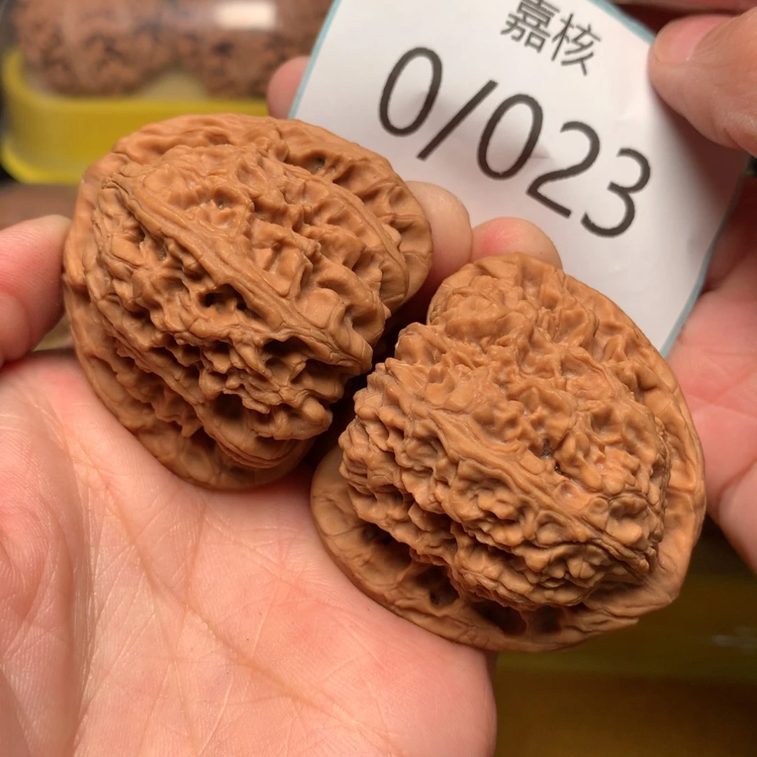 文玩核桃把件红皮三角疆45