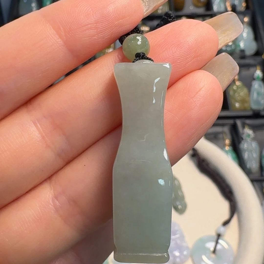 翡翠未镶嵌颈饰宝瓶