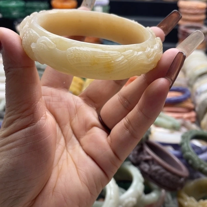 石英岩玉未镶嵌手镯