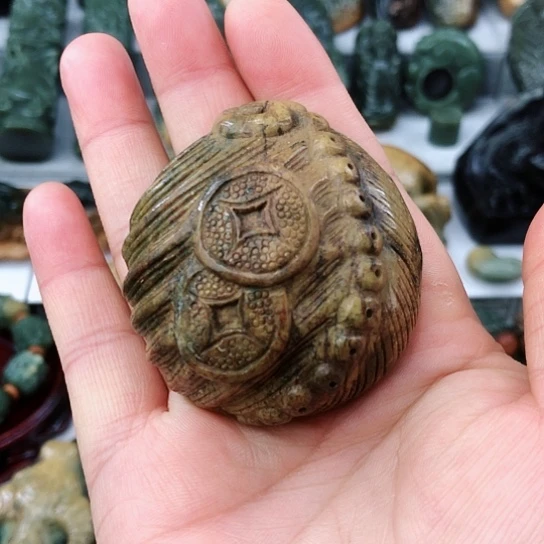 未镶嵌岫岩河磨玉（透闪石质玉）把件