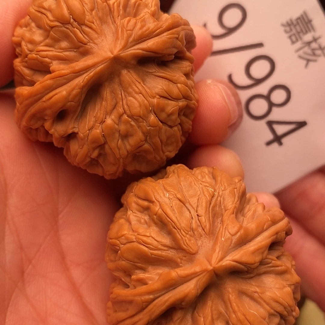 文玩核桃把件43红锦鲤