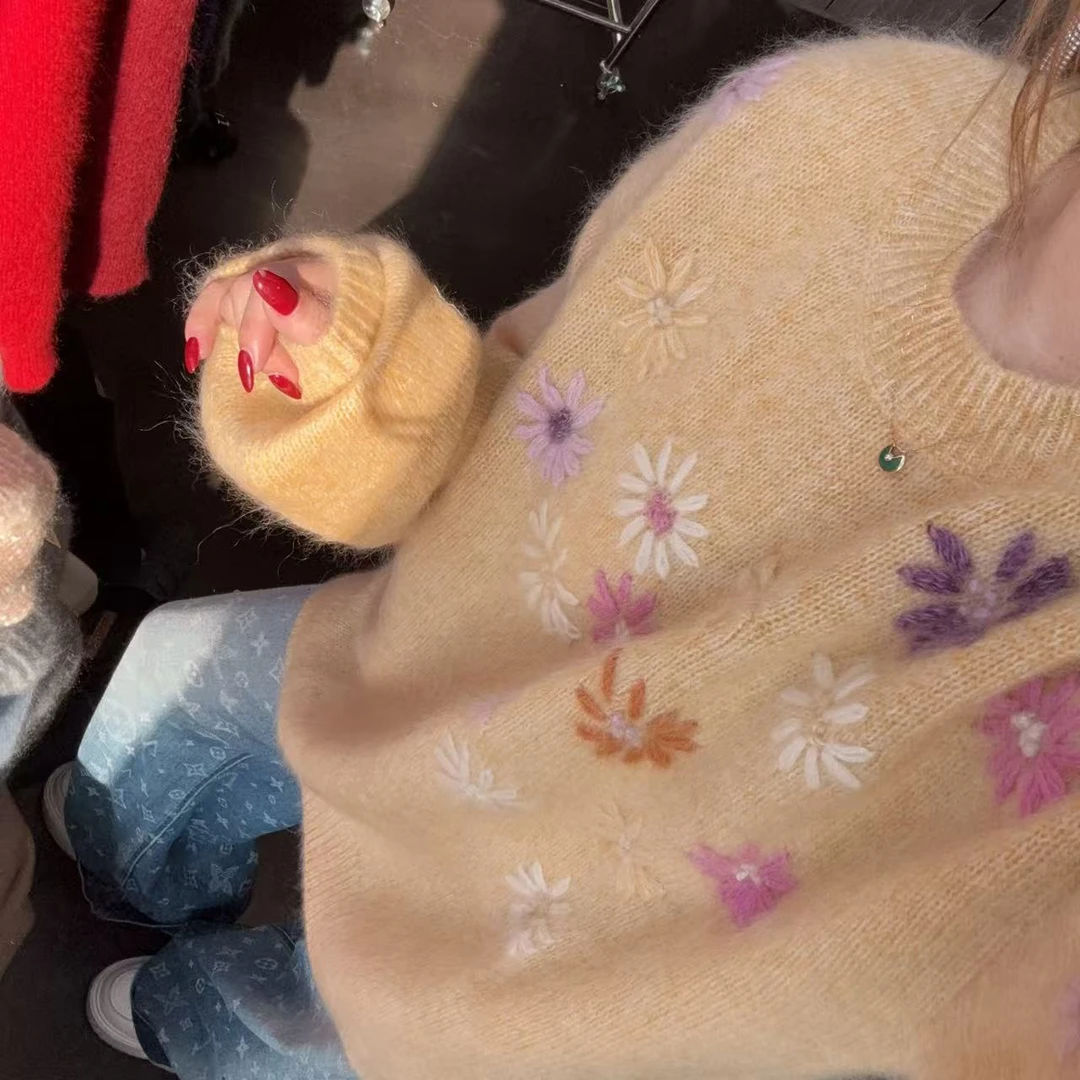 【百分百山羊绒】256625秋冬拉绒款立体手工钩花款圆领羊绒衫