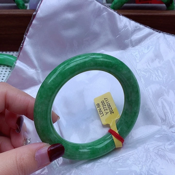 翡翠手镯未镶嵌翡翠