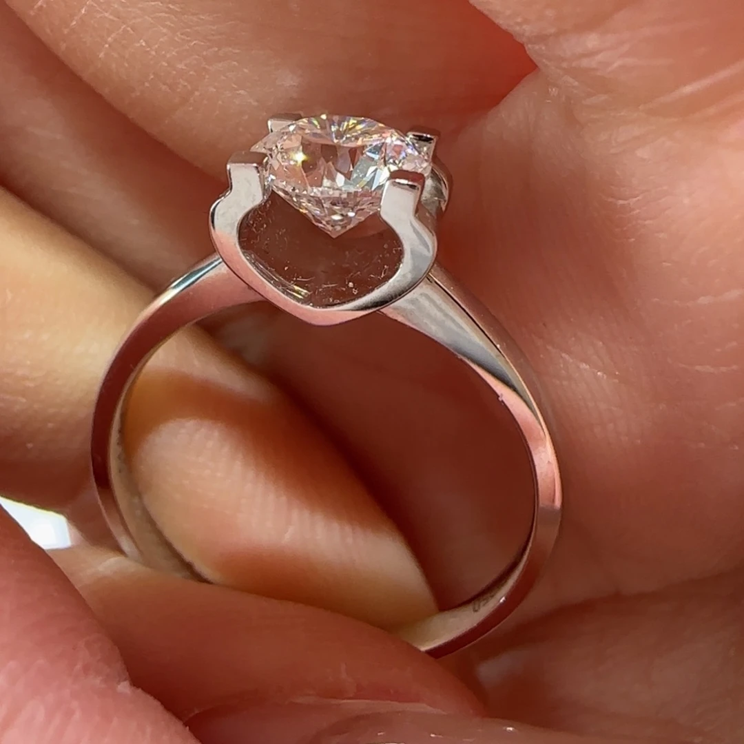 实验室培育钻石铂Pt950镶嵌牛头1卡15号