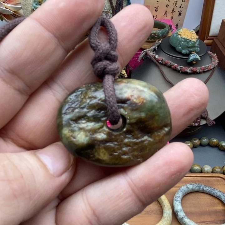 未镶嵌岫岩河磨玉（透闪石质玉）挂件