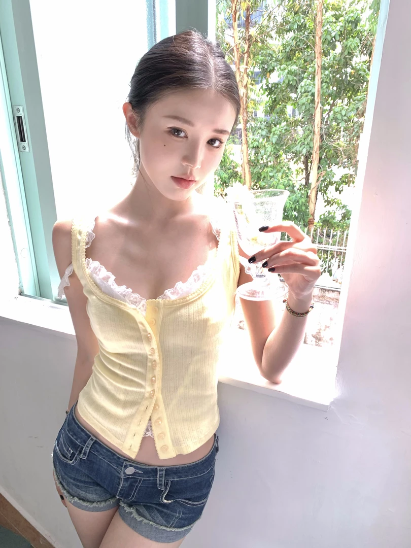 不冷BULENG 性感蕾丝拼接v领排扣吊带背心女夏季气质辣妹显瘦上衣