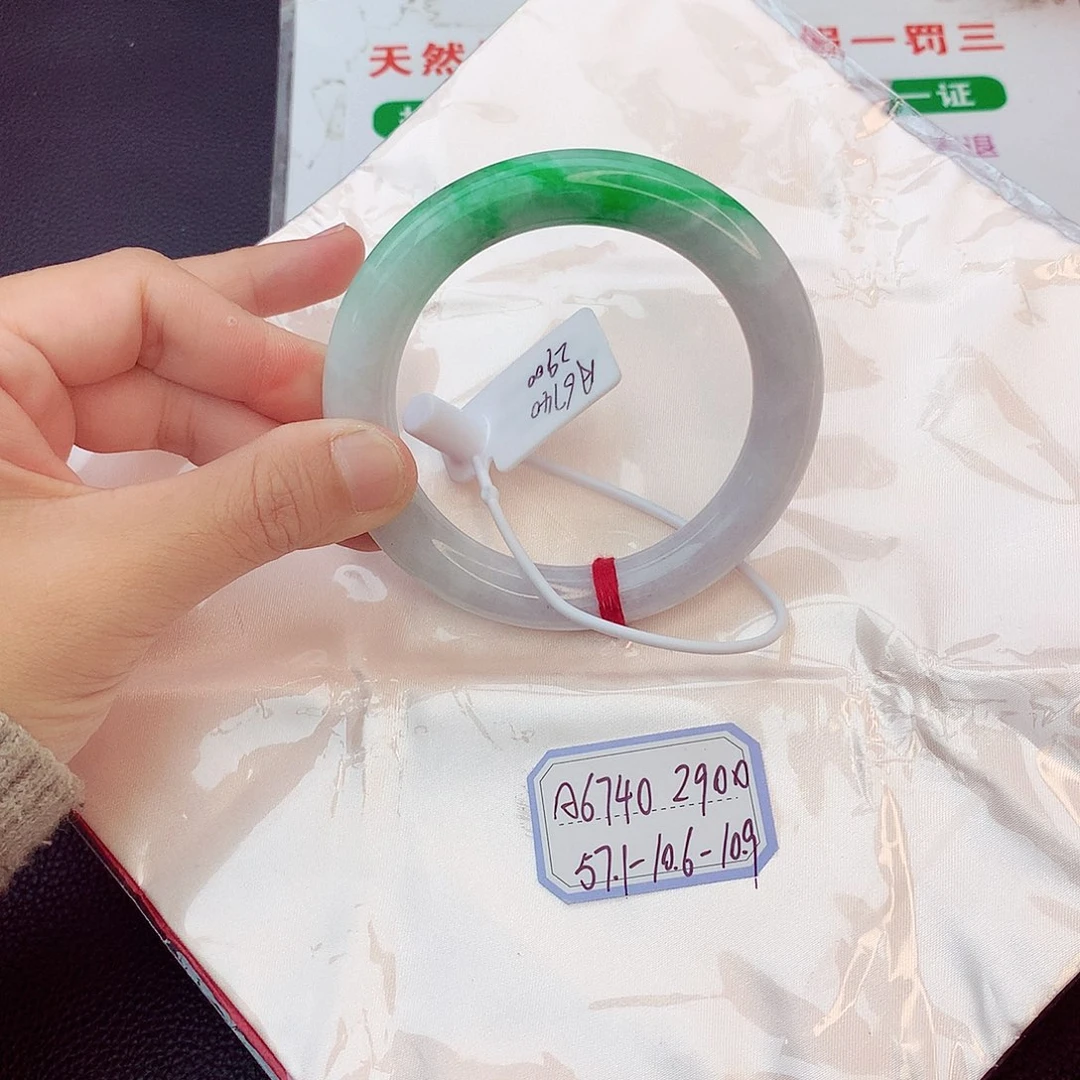 翡翠手镯未镶嵌翡翠