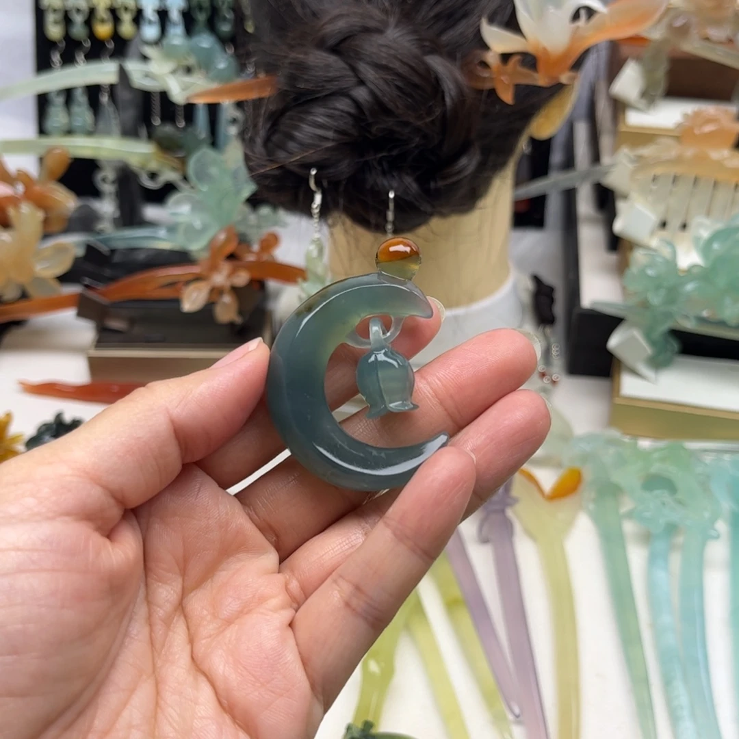 噬***风蛇纹石玉未镶嵌挂牌