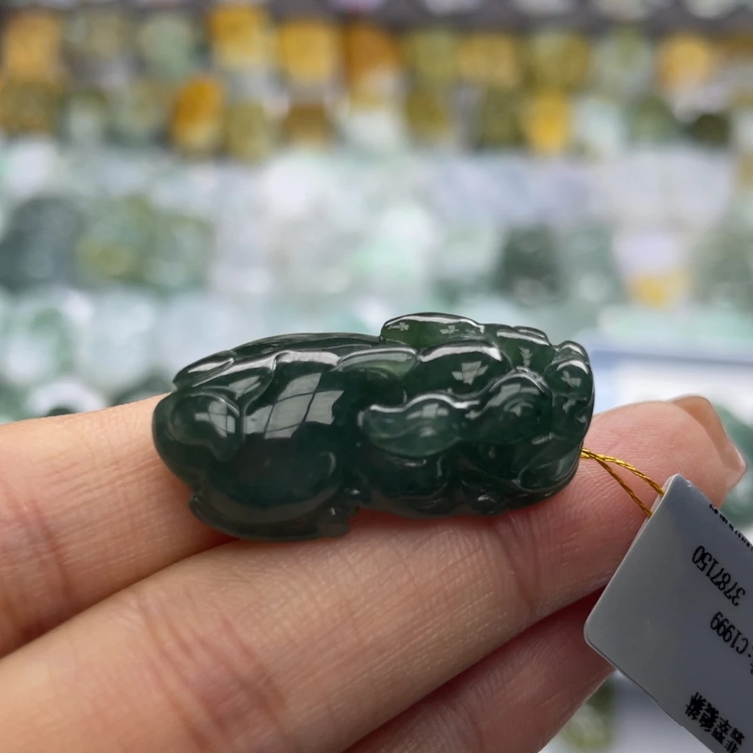 小****翡翠未镶嵌颈饰貔貅