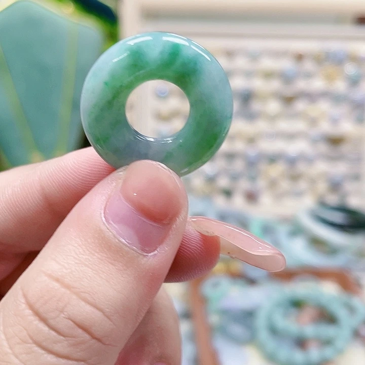 翡翠手镯未镶嵌天然翡翠
