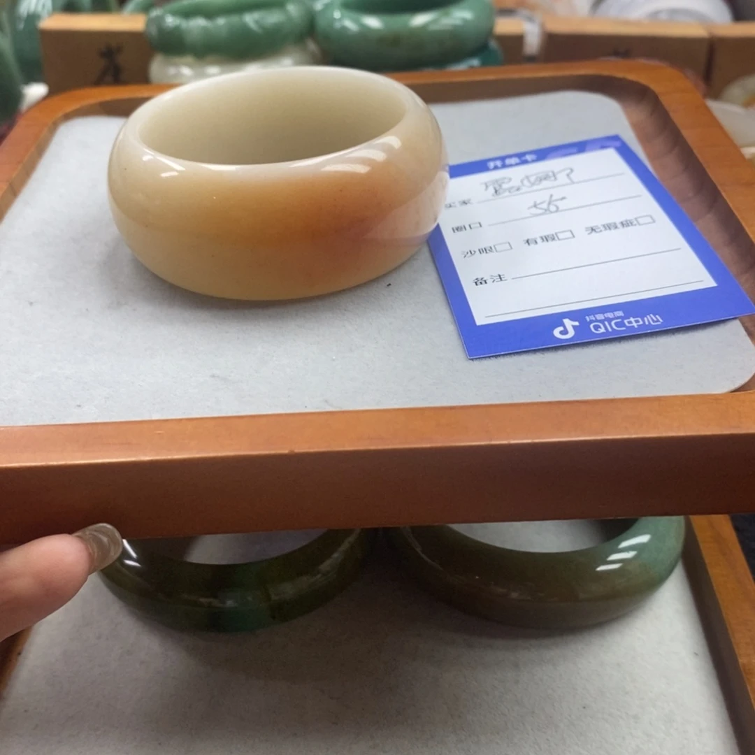 露***娜石英质玉手镯未镶嵌