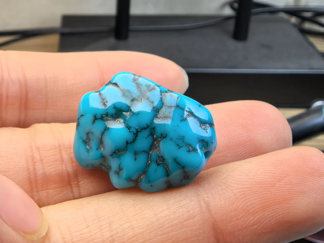 原矿绿松石高瓷蓝 玉华随形 尺寸22x27x10mm。克重5.62g