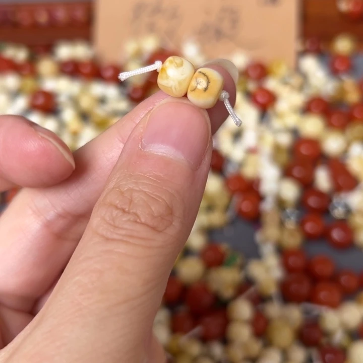 蜜蜡未镶嵌裸石7.4mm一对