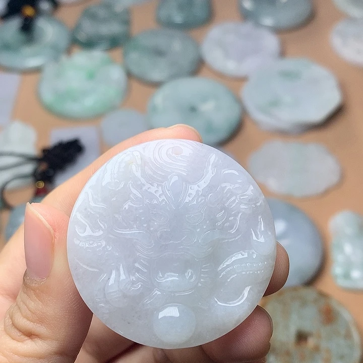 翡翠未镶嵌颈饰龙牌