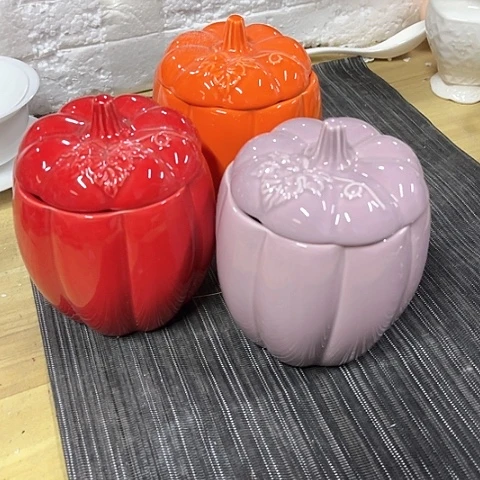 微瑕，不能明火，口径9厘米，高度9，3个炖盅