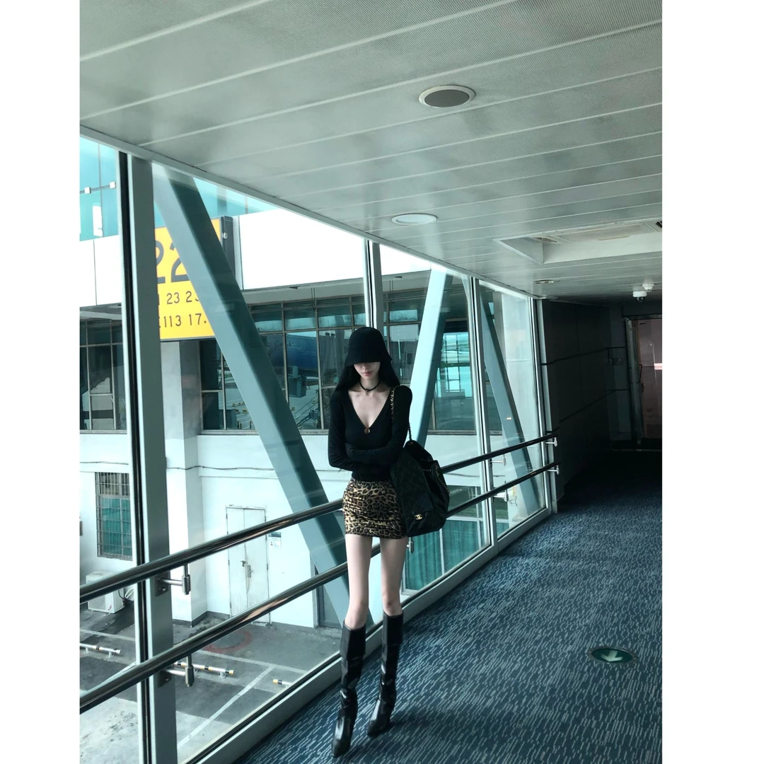 纯欲御姐性感V领长袖紧身收腰上衣女辣妹烫金气质豹纹短裙两件套