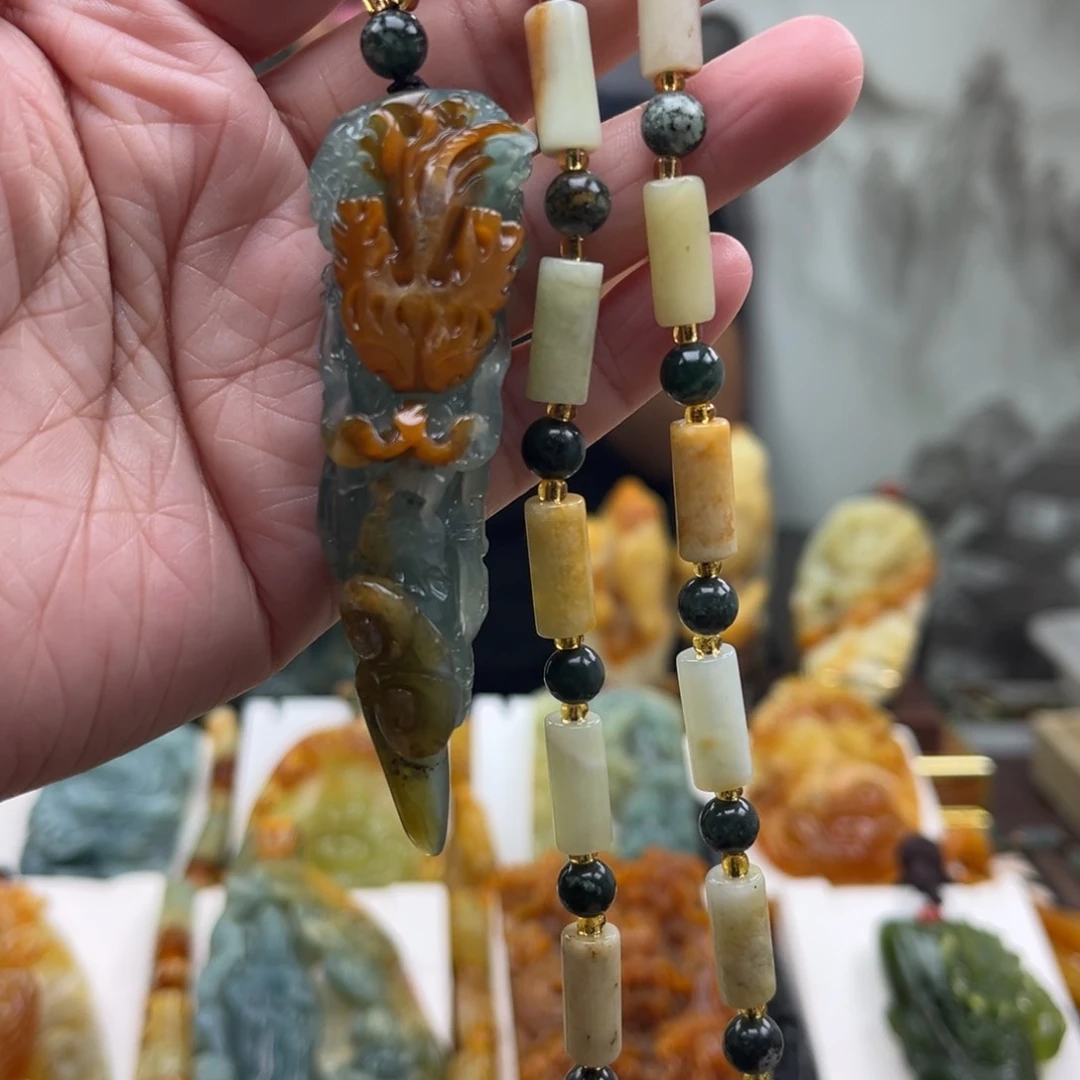 岫玉未镶嵌颈饰挂件