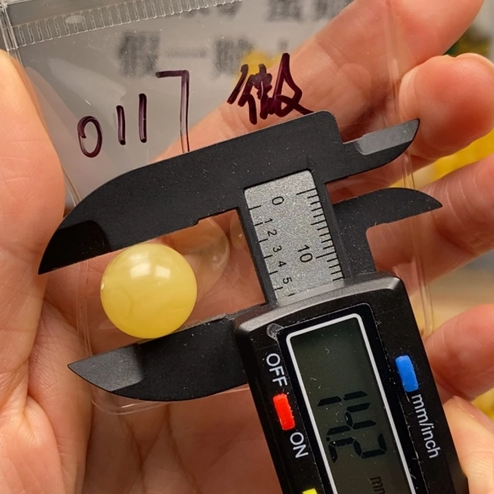 蜜蜡未镶嵌裸石14.2微瑕