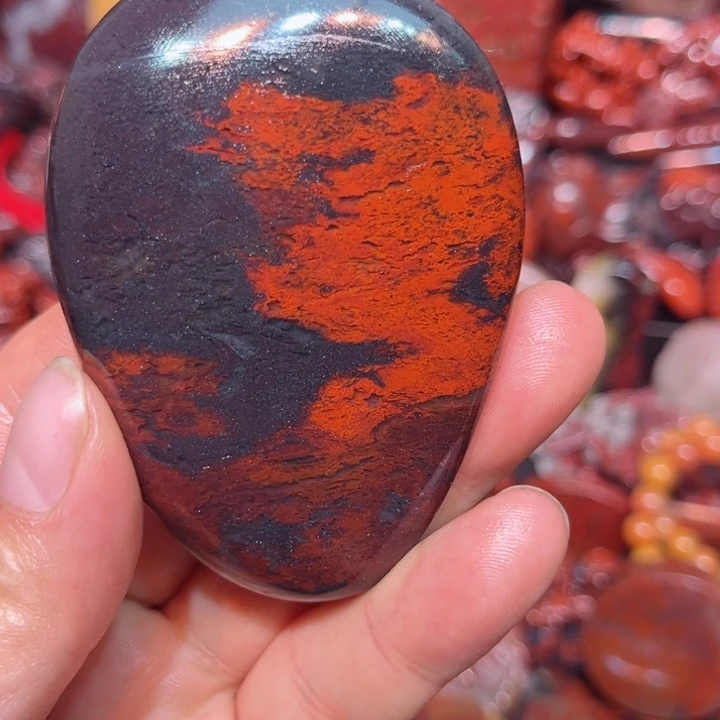 玉桂林鸡血玉手玩件