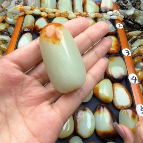 和田玉颈饰未镶嵌余****教