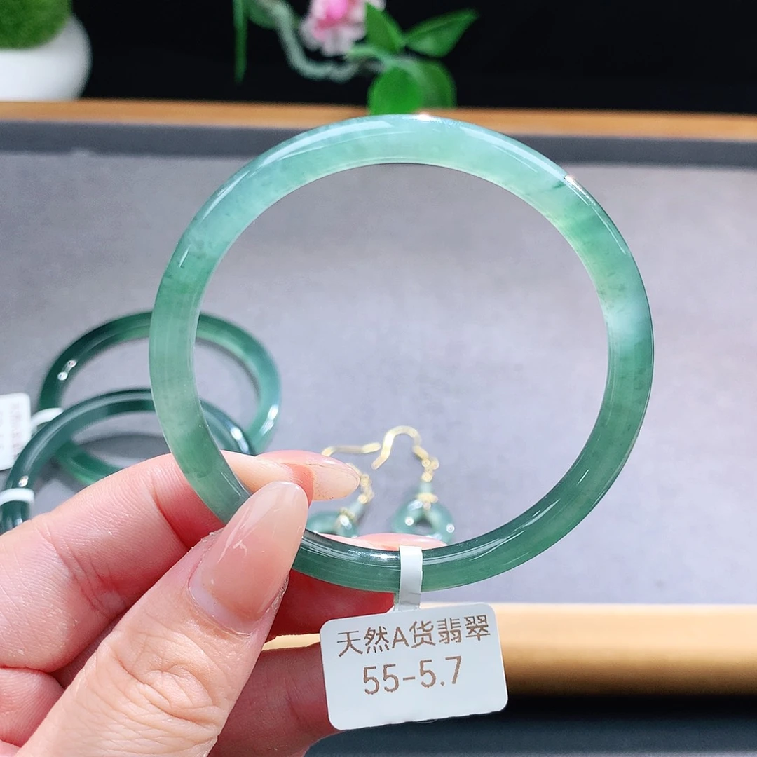 未镶嵌手镯（圆镯）翡翠