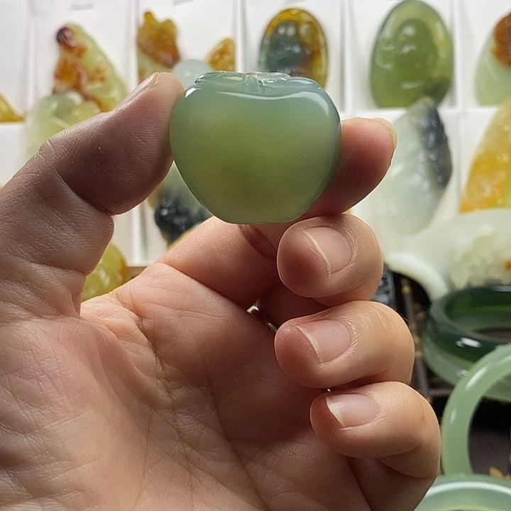 蛇纹石玉未镶嵌颈饰